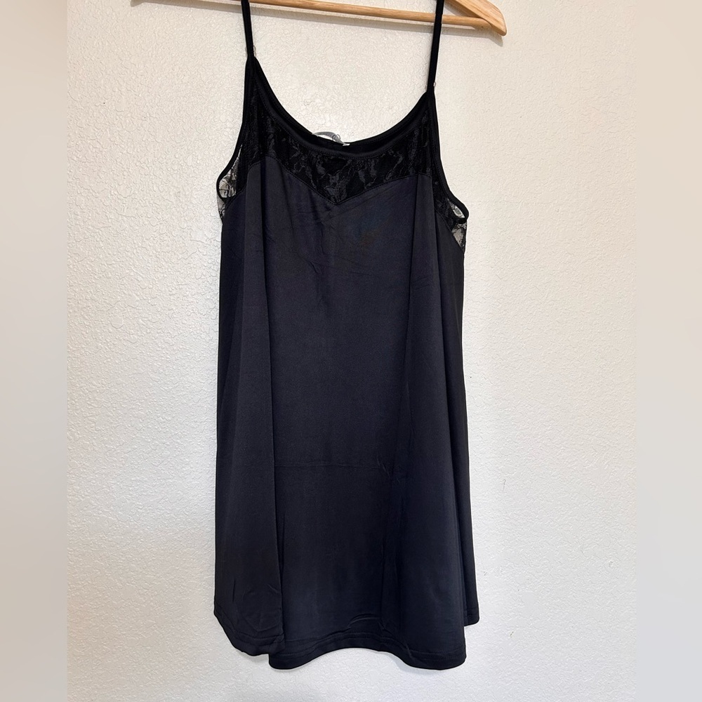 Elegant Black Lace Chemise with A-Line Silhouette - Picture 2 of 9